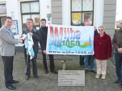 17 april: vlag overhandigd aan burgemeester Strien