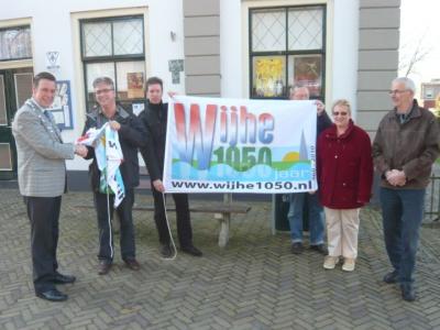 17 april: vlag overhandigd aan burgemeester Strien