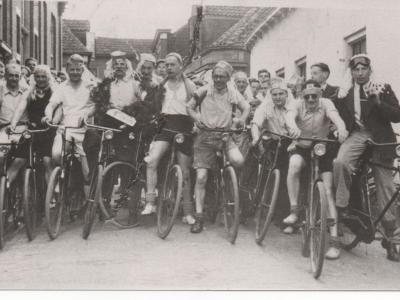 winkeliers op de fiets ca. 1935
